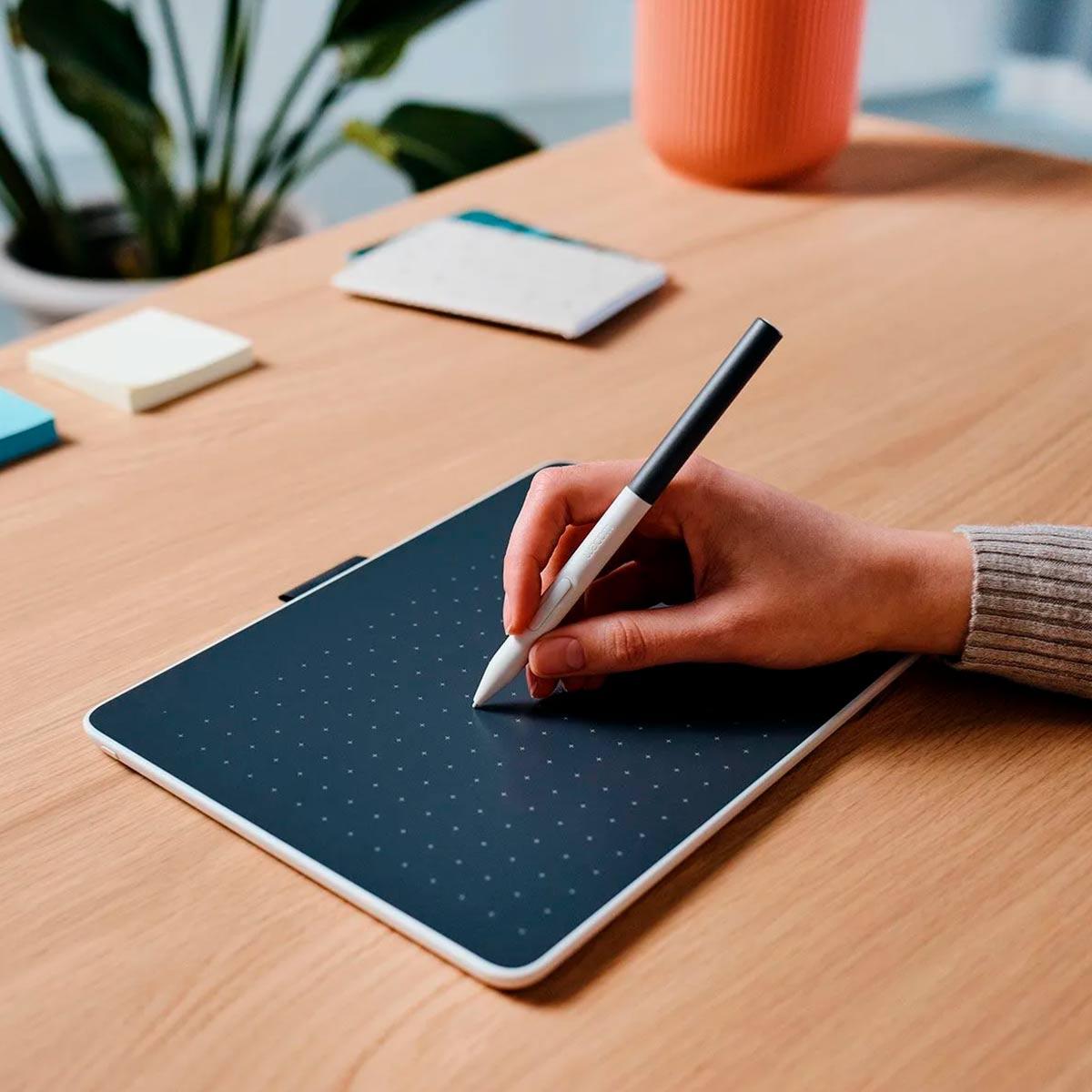 WACOM Tablette à stylet One Medium CTC6110WLW2B